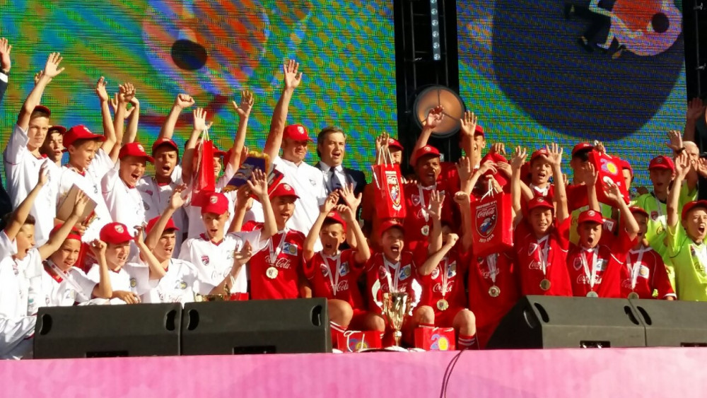 Команда 20-й школы - чемпионы "Кожаного мяча - Кубка Coca Cola"