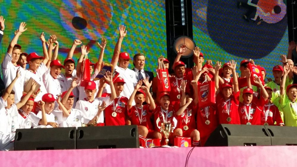 Команда 20-й школы - чемпионы "Кожаного мяча - Кубка Coca Cola"
