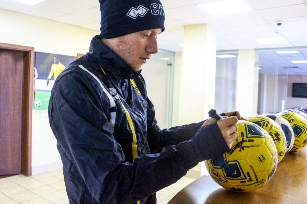 Розіграш другого м'яча "Errea" з автографами футболістів. Підсумки