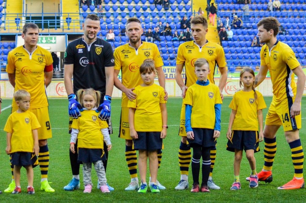 Діти вболівальників виведуть команди на поле